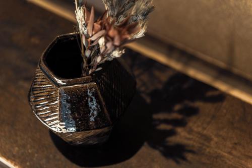 a vase filled with water sitting on a table at taos 丹波の風土を感じられる一棟貸切の宿 in Sasayama