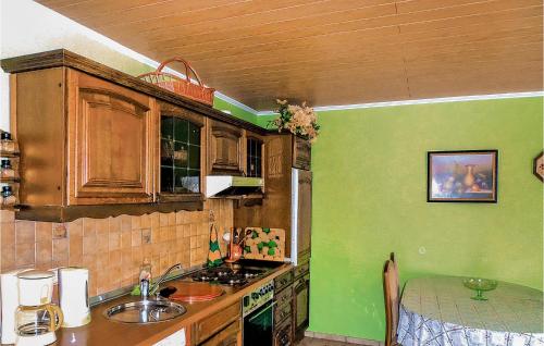 eine Küche mit einer Spüle und einer Arbeitsplatte in der Unterkunft 2 Bedroom Cozy Apartment In Karlshagen in Ostseebad Karlshagen