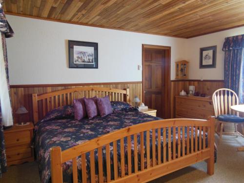 Tempat tidur dalam kamar di Blue Grouse Country Inn B&B