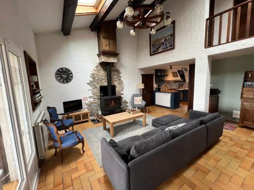 - un salon avec un canapé et une cheminée dans l'établissement Holiday home Verdon with private pool and view, à Artignosc-sur-Verdon