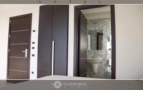 a bathroom with two sliding doors and a sink at Summertime Hotel in Càbras