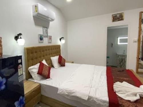 Кровать или кровати в номере Sand and Wood premium cottage palolem beach