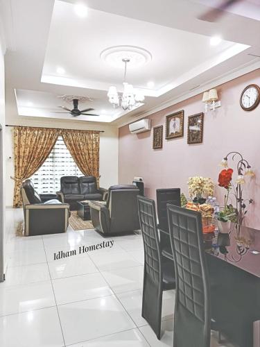 een wachtkamer in een kliniek met stoelen en een tafel bij Idham homestay in Ipoh