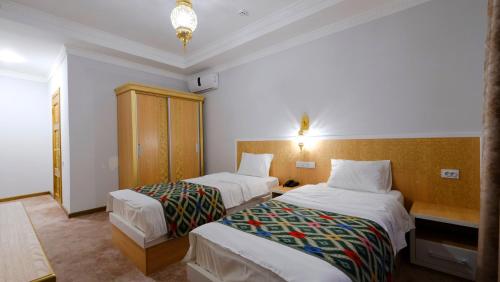 Een bed of bedden in een kamer bij Al-Hikmat Traditional Hotel