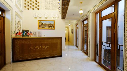 De lobby of receptie bij Al-Hikmat Traditional Hotel
