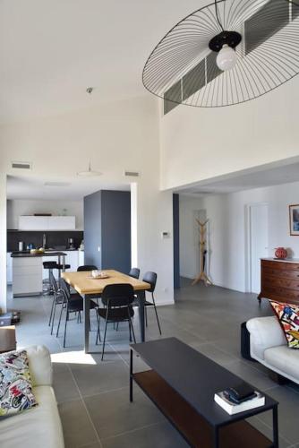 un salon avec une table et une salle à manger dans l'établissement Top of house with sea view 50m from the beach, au Lavandou