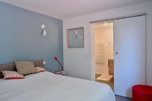 Posteľ alebo postele v izbe v ubytovaní Top of house with sea view 50m from the beach