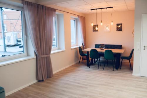 Apartment im Herzen der Stadt في براونشفايغ: غرفة طعام مع طاولة وكراسي