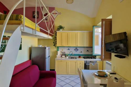 ラヴェッロにあるCasa Angelicaの紫色のソファ付きのキッチン、ロフト付きのキッチン