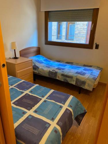 a bedroom with two beds and a window at Sol Tarter in El Tarter