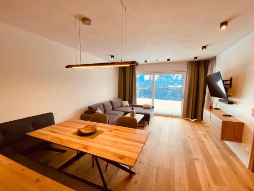 a living room with a table and a couch at Ferienwohnung Talbach in Schladming