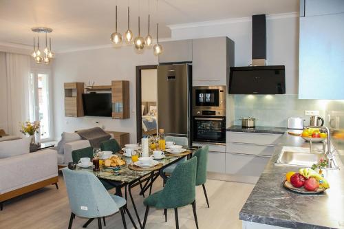 卡西奧皮的住宿－Pelagia Apartment by Kormaris，厨房以及带桌椅的起居室。
