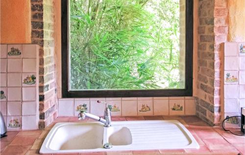 Bilik mandi di Lovely Home In Conflans Sur Anille