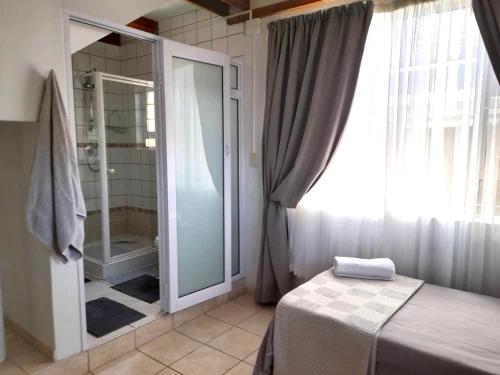1 dormitorio con ducha y 1 cama en una habitación en Seaview at it’s best, en Henties Bay