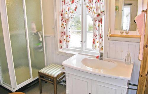 La salle de bains est pourvue d'un lavabo et d'une douche. dans l'établissement Awesome Home In Eldsberga With Kitchen, à Plingshult