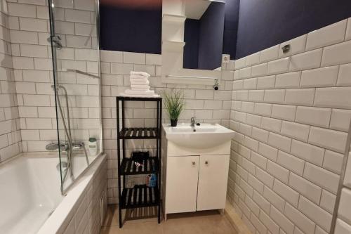 y baño con lavamanos, bañera y lavamanos. en Damjanich 51- Lovely 3bedroom apartment en Budapest