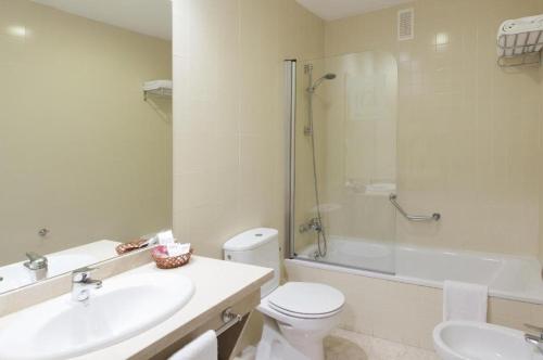 uma casa de banho com um WC, um lavatório e um chuveiro em Lovely Apartment Sevilla Azahar Parking em Bormujos