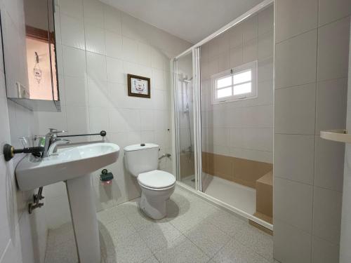 A bathroom at Apartamento Gustamar 25