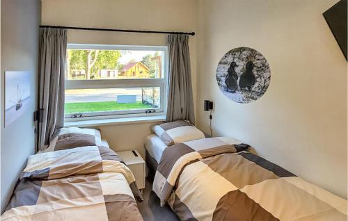 Duas camas num quarto com uma janela em Wieringen em Den Oever