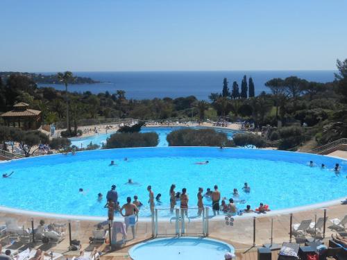 um grupo de pessoas numa grande piscina em CAP ESTEREL, MAGNIFIQUE VUE MER PANORAMIQUE, TERRASSE, accès PISCINES, PARKING, dernier étage, classé 3 étoiles em Saint-Raphaël