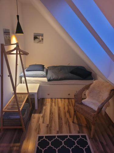 sypialnia z łóżkiem z niebieskim światłem w obiekcie Haus Nathalie w Trzęsaczu
