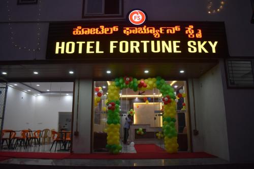 um hotel para um sinal de estilo futuro em frente a um edifício em hotel fortune sky em Bangalore