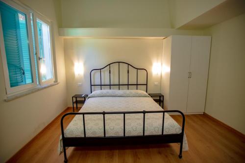 Un pat sau paturi într-o cameră la Villa Letizia