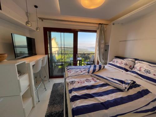 En eller flere senge i et værelse på Villa Kerjanus