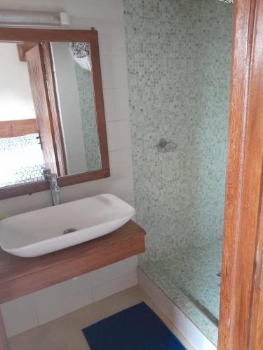 La chambre diambar في سالي بورتودال: حمام مع حوض ومرآة