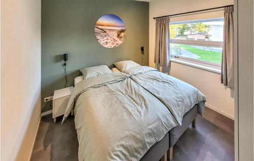 um quarto com uma cama com um espelho na parede em Texel em Den Oever