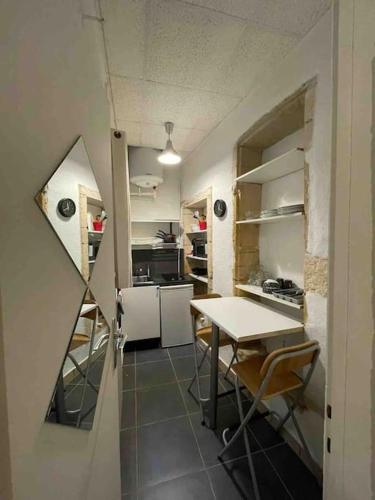 une petite cuisine avec une table et une salle à manger dans l'établissement LA GRANDE COTE, à Lyon