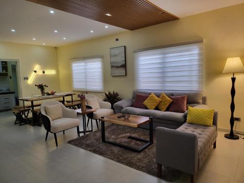 sala de estar con sofá y mesa en Luxury 3BR Villa w Plunge Pool near SM Batangas City- Instagram-Worthy! en Batangas