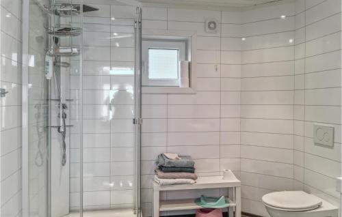 y baño blanco con ducha y aseo. en Stunning Home In Lyngdal With Kitchen, en Lyngdal