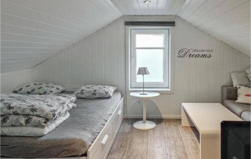 1 dormitorio con 2 camas y ventana en Stunning Home In Lyngdal With Kitchen, en Lyngdal