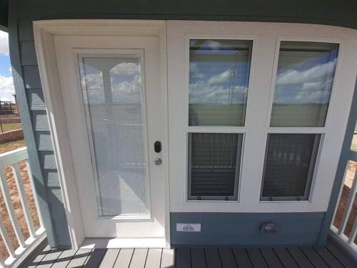 una puerta blanca con ventanas en un porche en 038 Tiny Home nr Grand Canyon South Rim Sleeps 4 en Valle