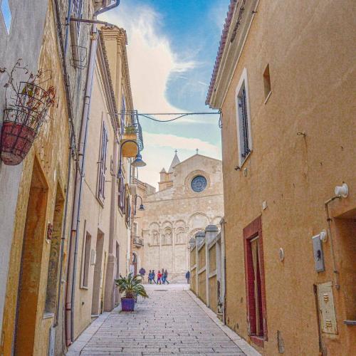 un vicolo con una chiesa sullo sfondo di La casa di Michele a Termoli