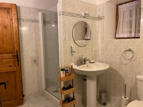 une salle de bain avec un lavabo et une douche dans l'établissement Gîte 3 étoiles avec piscine Dordogne, à Minzac