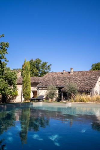 a pool of water in front of a house at Coeur de bull' in Cahuzac-sur-Vère