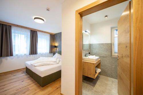 Cette chambre comprend un lit et un lavabo. dans l'établissement A CASA Granat, à Sölden