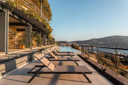 una fila di sedie a sdraio in un edificio con piscina di Heaven's Door a Kalámion