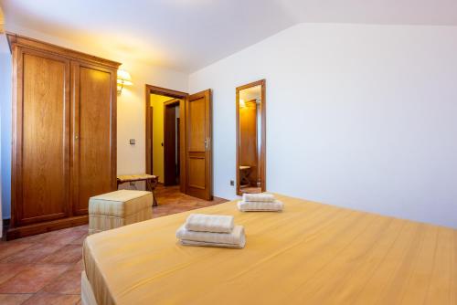 1 dormitorio con 1 cama con 2 toallas en Guest House Agava, en Crikvenica