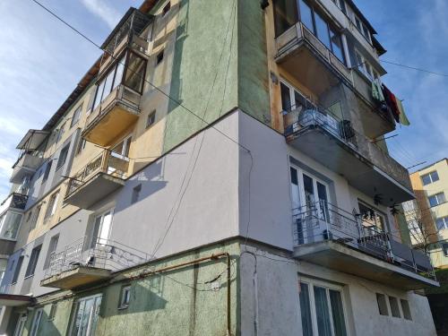 een gebouw met balkons aan de zijkant bij DDDD Apartament in Cavnic