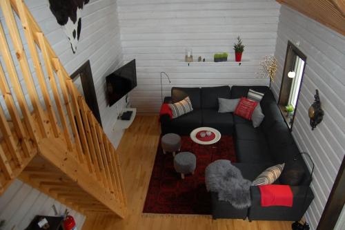 uma sala de estar com um sofá e uma mesa em Cabin in Bruksvallarna em Bruksvallarna