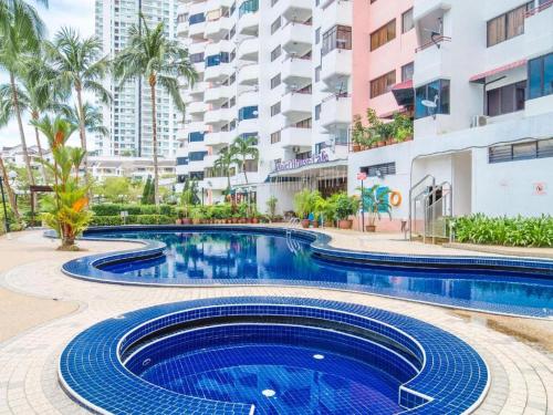 una piscina frente a un edificio en Sri Sayang Home Stay, en George Town