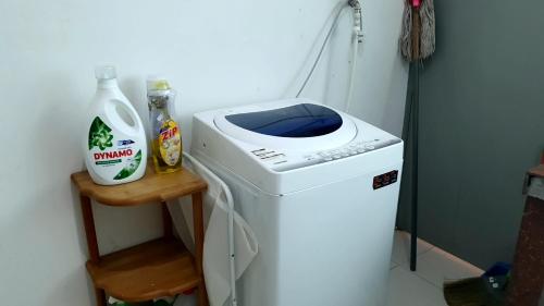 a washer and dryer in a corner of a room at Homestay Ahmad Kuala Kangsar in Kuala Kangsar