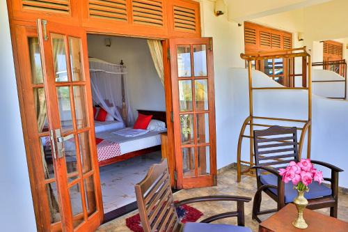 ベントータにあるEsprit Bentotaの二段ベッド、テーブル、椅子が備わる客室です。