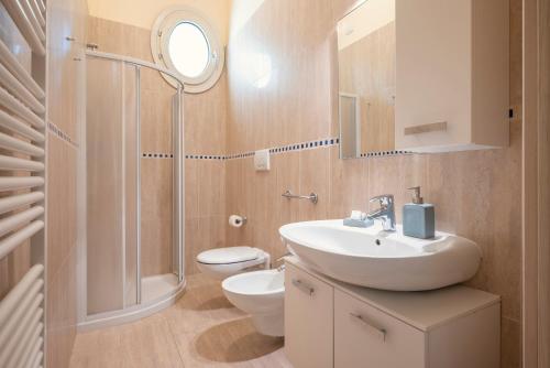 een badkamer met een wastafel, een toilet en een douche bij Villa Teti in San Vincenzo