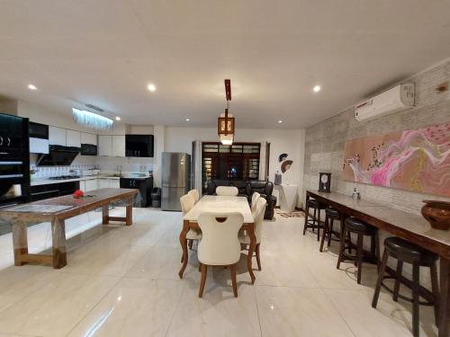 eine Küche und ein Wohnzimmer mit einem Tisch und Stühlen in der Unterkunft Bula Harbour Resort Home (CFC Certified) Exclusive in Pacific Harbour