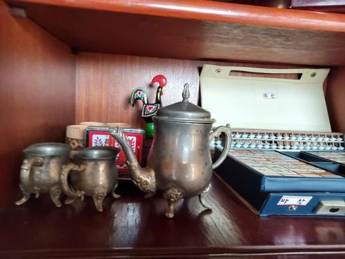 a tea pot and two cups on a desk at Grandmother's Vegetable garden in Anseong