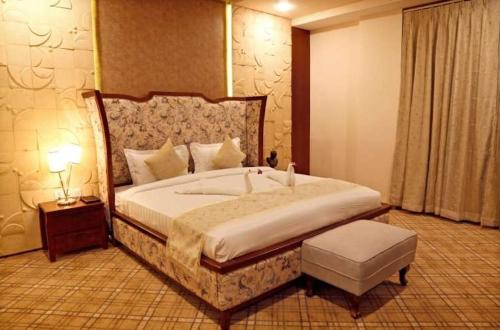 1 dormitorio con 1 cama grande en una habitación en Grand Xenia, en Ajmer